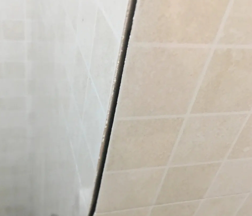 深泽瓷砖空鼓维修公司分享阳台瓷砖脱落的修复过程可以分为以下几个步骤