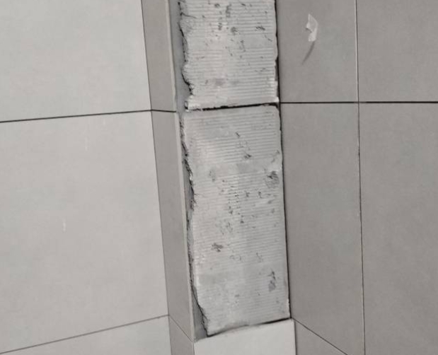 深泽瓷砖空鼓维修公司分享下瓷砖施工前基层浇水润湿程度不足，可能导致以下问题